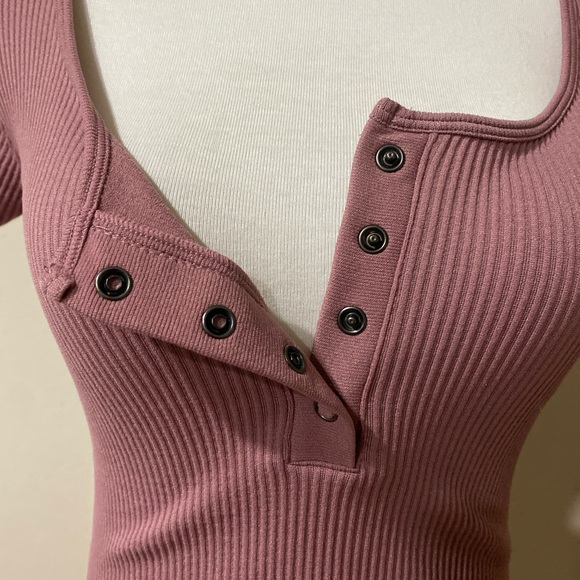 Aeropostale Ribbed Short Sleeve Crop Top, Size Small - Picture 4 of 6